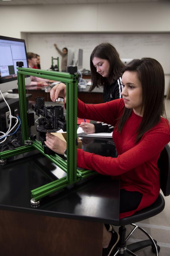 Undergraduate Students Experimenting in Physics Teaching Laboratory